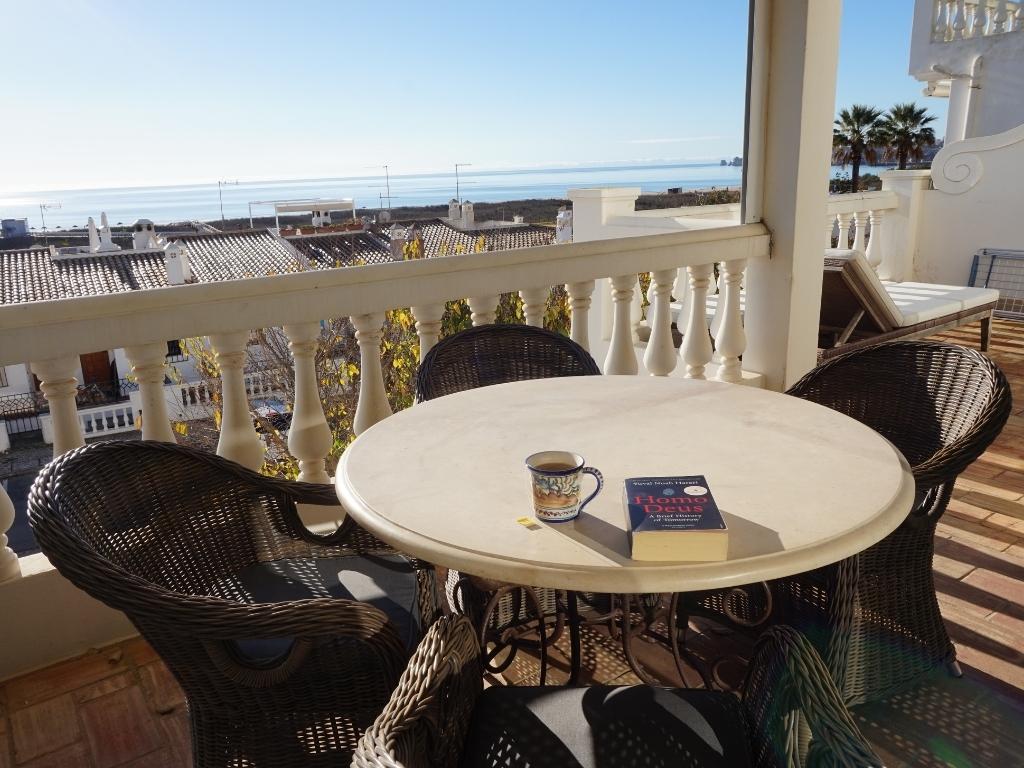 Balcony apartment in Lagos: table with 4 chairs