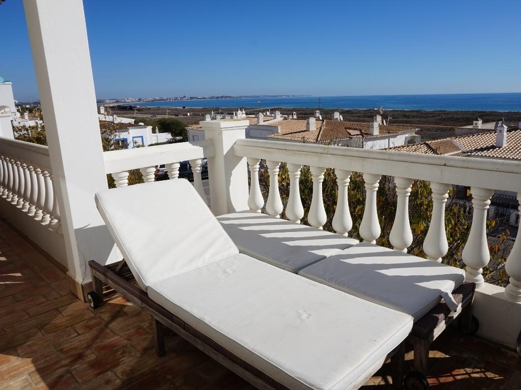 Balcony apartment in Lagos: 2 sunbeds