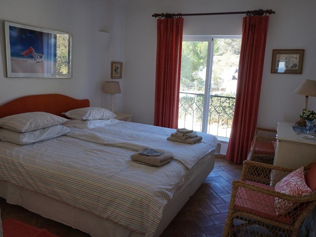 Bedroom 2 apartment in Lagos: bed and chairs