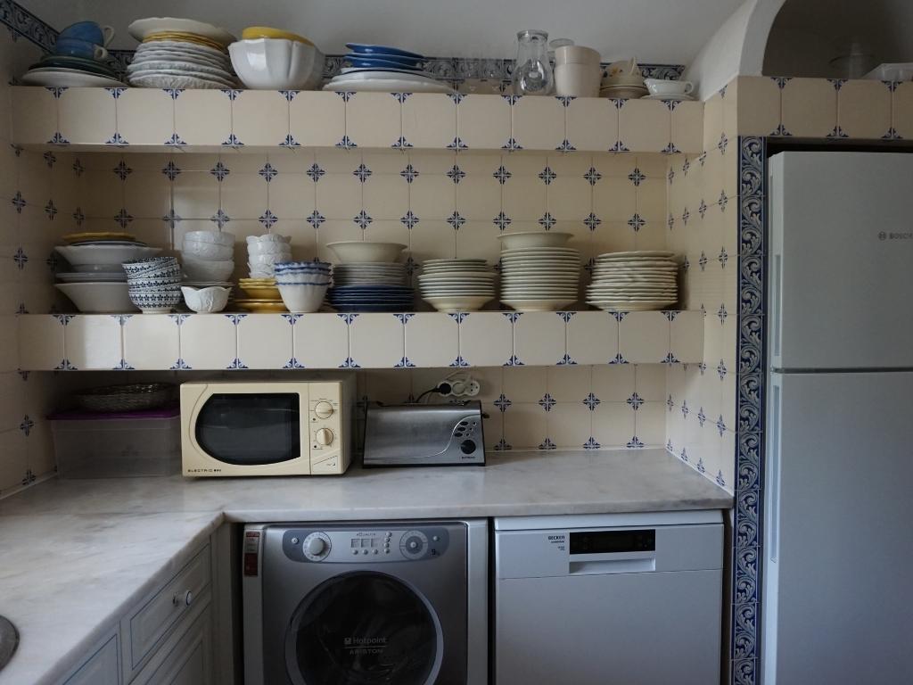 Kitchen Apartment in Lagos: fridge, dishwasher, microwave, plates
