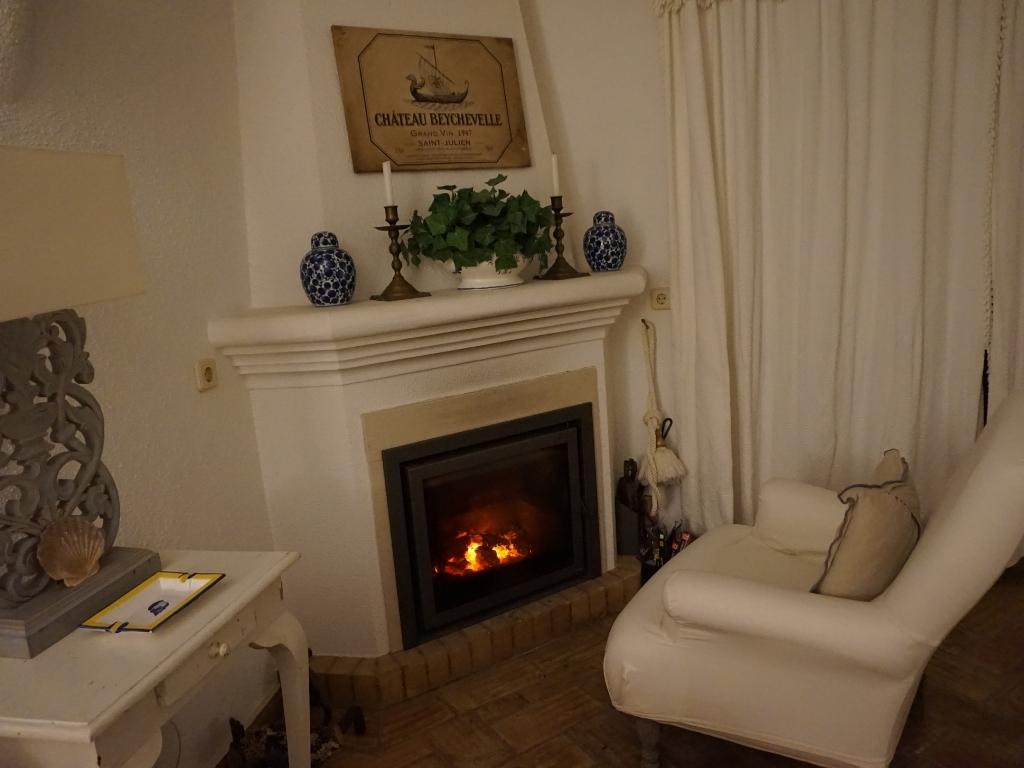 Living room Seasight Apartment in Lagos: fireplace