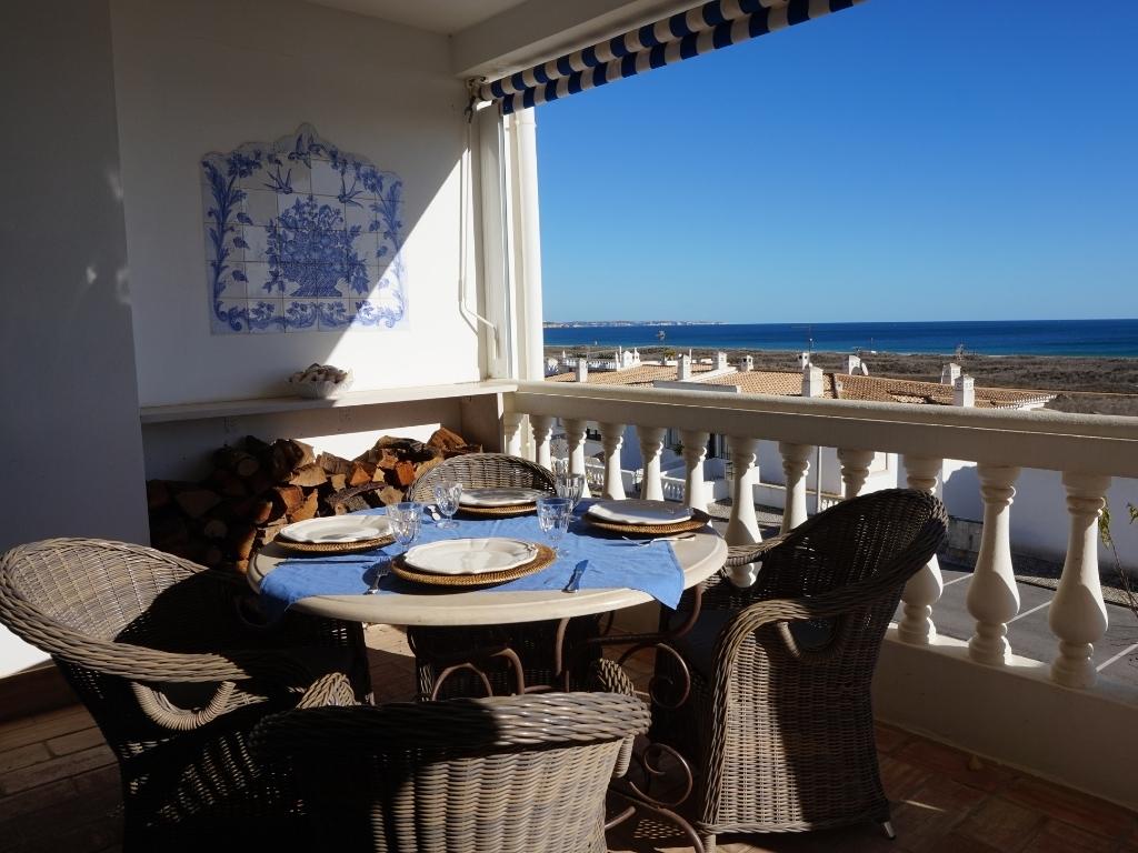 Balcony apartment in Lagos: table with 4 chairs